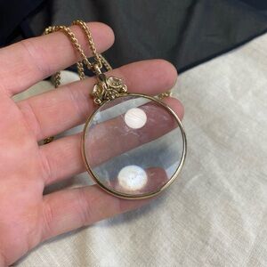 Vnt 1976 Avon Magnifying Glass Pendant on 30" Chain NECKLACE, Fleur de Lis